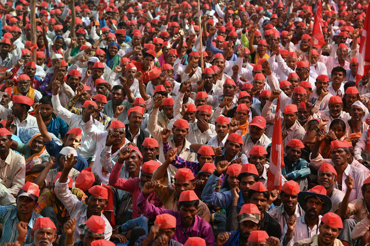 Dalam aksinya, para petani ini memakai peci merah dan melambaikan bendera merah partai komunis. Mereka juga meneriakkan tuntutan mereka seperti kenaikan harga pangan dan susu. 