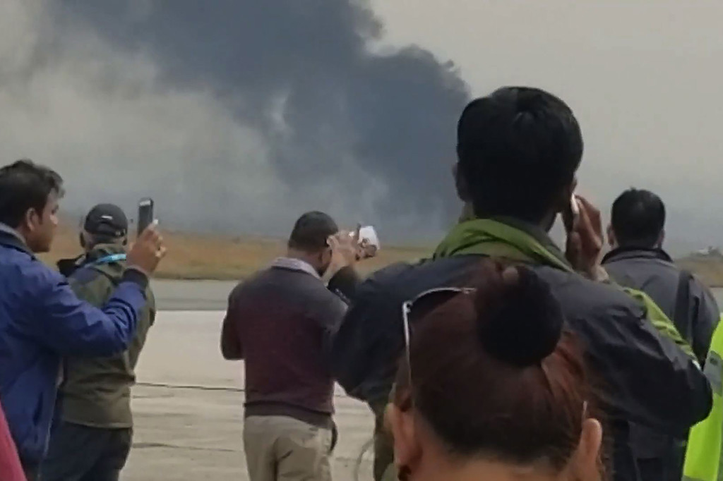 Otoritas setempat melaporkan, kepulan asap pekat membubung ke udara dari sebuah lapangan sepakbola yang diyakini menjadi lokasi jatuhnya pesawat. Lokasi itu berada di sebelah timur landasan Bandara Kathmandu. 