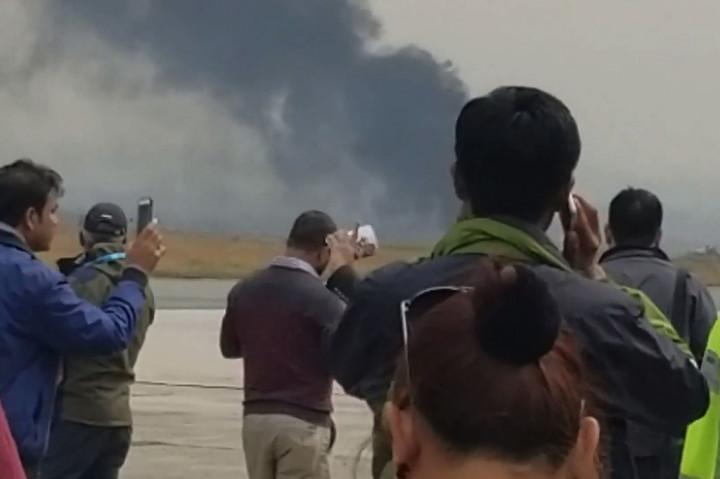 Otoritas setempat melaporkan, kepulan asap pekat membubung ke udara dari sebuah lapangan sepakbola yang diyakini menjadi lokasi jatuhnya pesawat. Lokasi itu berada di sebelah timur landasan Bandara Kathmandu. 