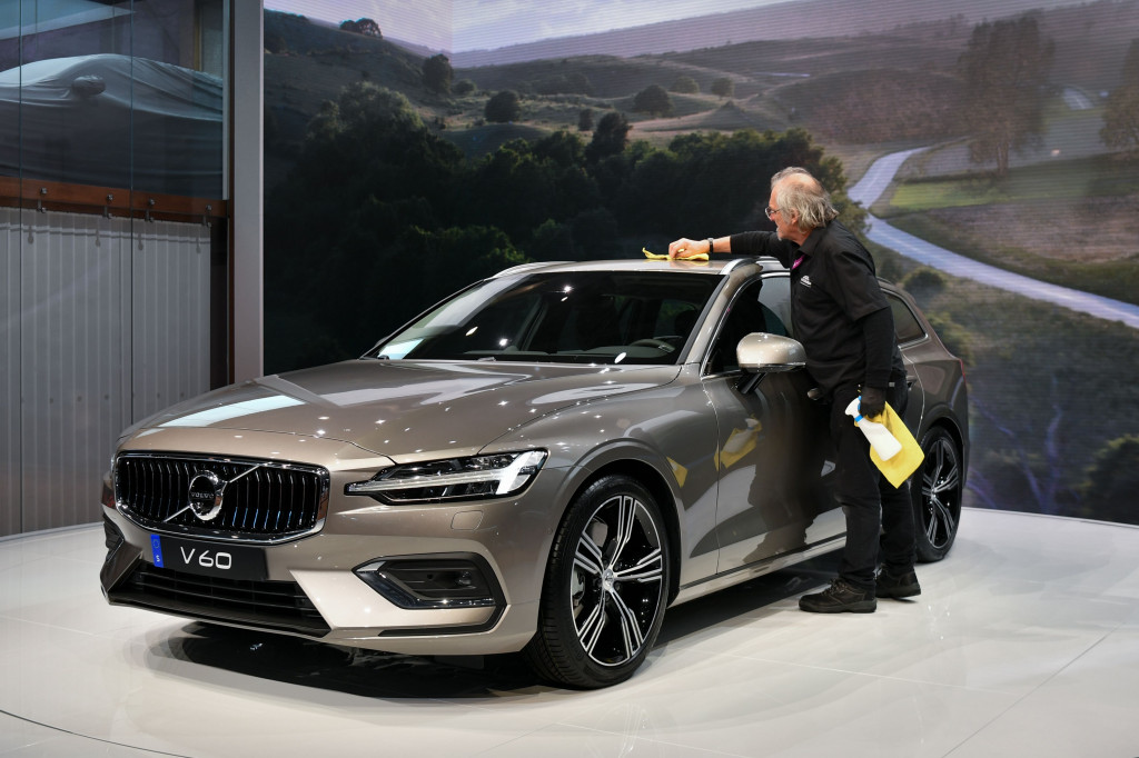 Fasilitas produksi Volvo di Swedia tidak tutup. Varian tertinggi S-series dan V-series dkerjakan di sana. Salah satunya adalah V60 ini. 