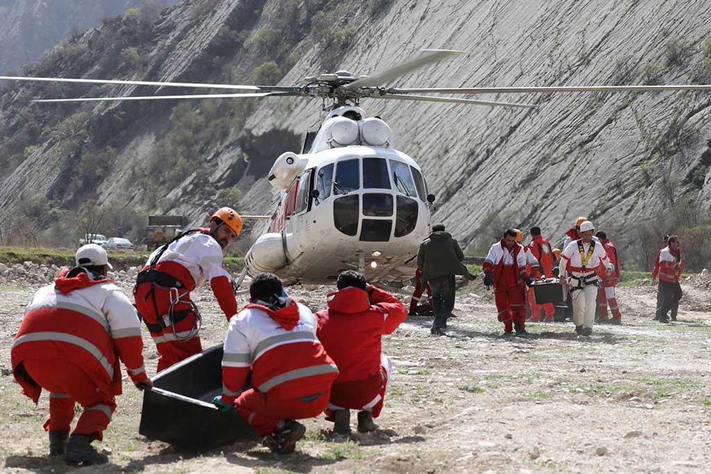 Petugas Bulan Sabit Merah Iran mengevakuasi jenazah korban kecelakaan pesawat Turki.
