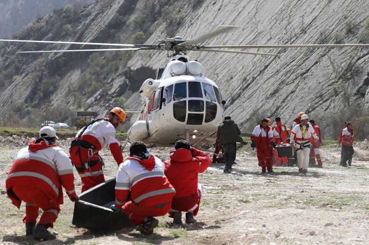 Petugas Bulan Sabit Merah Iran mengevakuasi jenazah korban kecelakaan pesawat Turki.