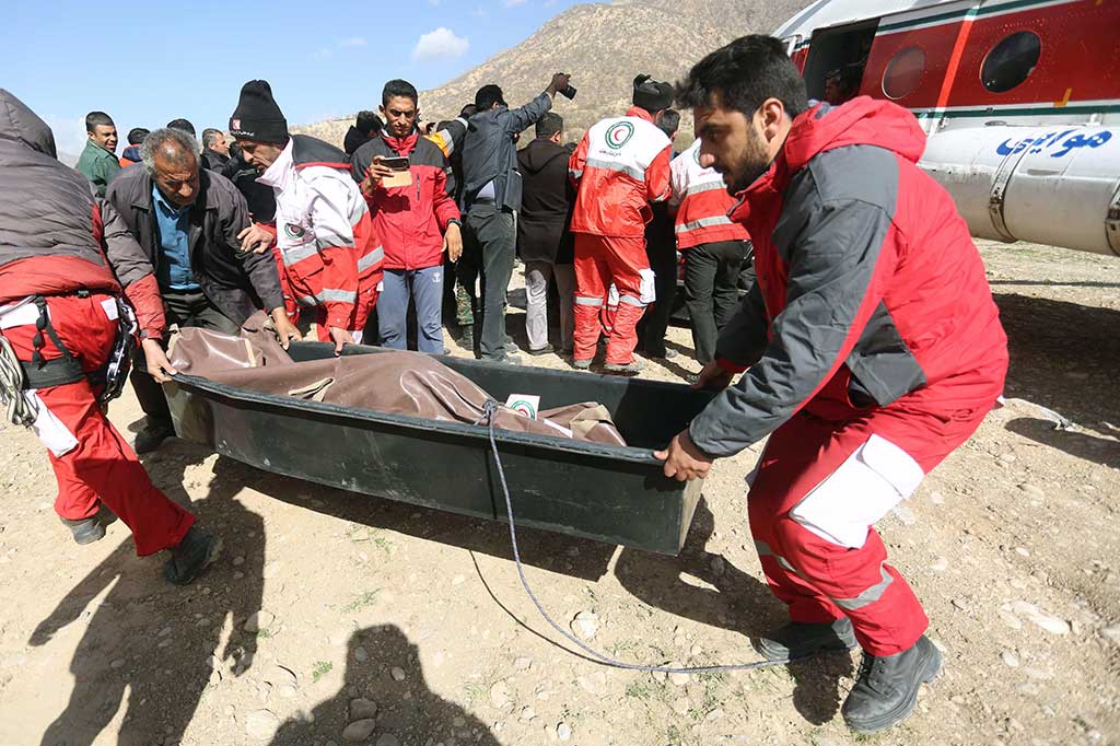 Sebelumnya, petugas harus berjalan selama empat jam ke lokasi kecelakaan karena terhambar hujan dan wilayah kecelakaan berada di gunung.