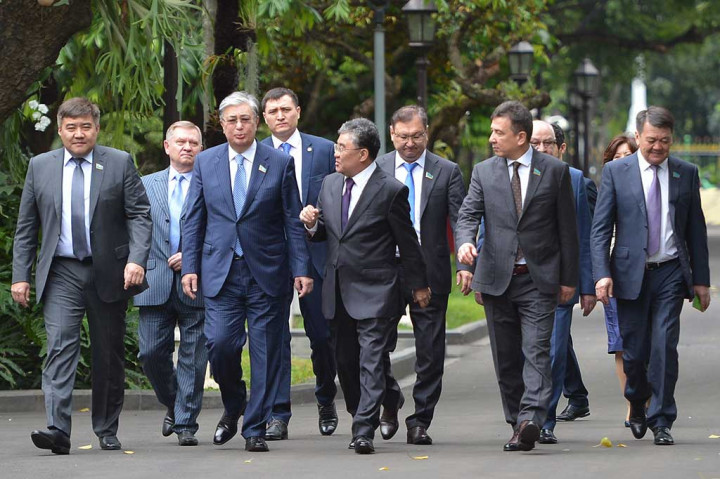 Sementara, kedatangan delegasi parlemen Kazakhstan tersebut dalam rangka menyerahkan surat undangan dari Presiden Kazakhstan Nursultan Nazarbayev kepada Presiden Jokowi untuk berkunjung ke Kazakhstan pada 10 Oktober 2018 mendatang.