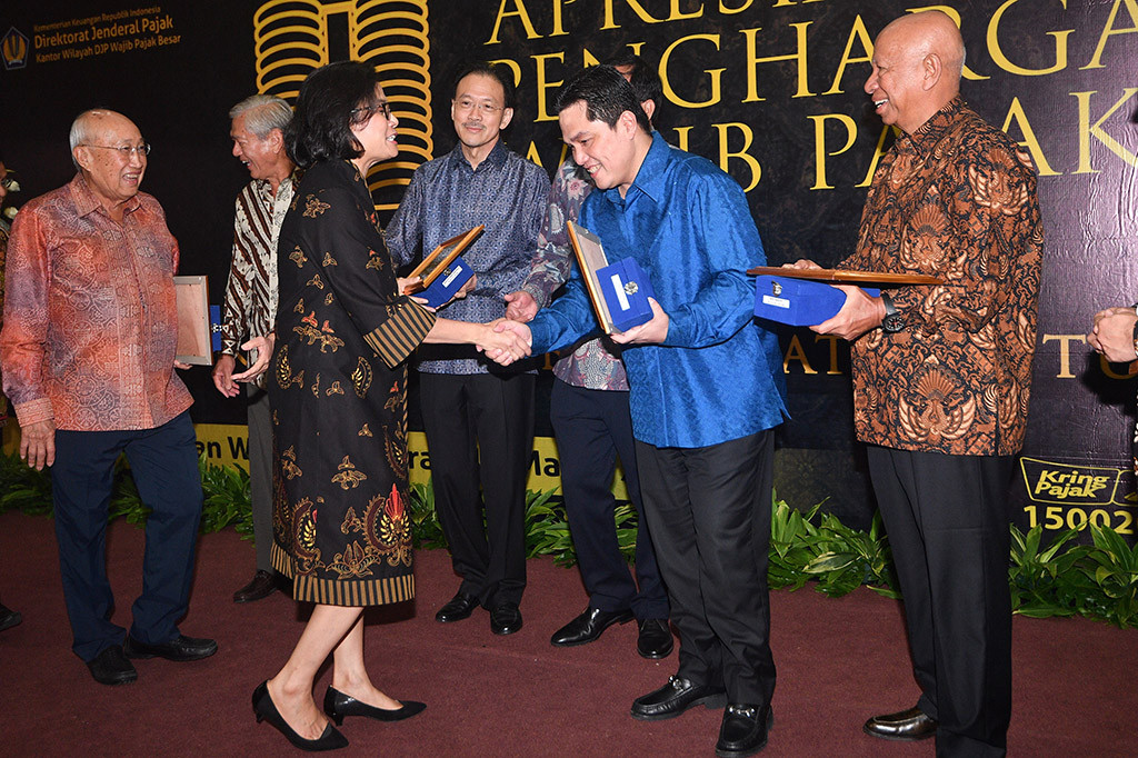 Menteri Keuangan Sri Mulyani berkesempatan menyerahkan penghargaan kepada para wajib pajak yang dianggap punya kontribusi besar dalam pencapaian target penerimaan Kanwil DJP Wajib Pajak Besar pada 2017 kemarin.
