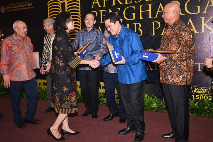 Menteri Keuangan Sri Mulyani berkesempatan menyerahkan penghargaan kepada para wajib pajak yang dianggap punya kontribusi besar dalam pencapaian target penerimaan Kanwil DJP Wajib Pajak Besar pada 2017 kemarin.
