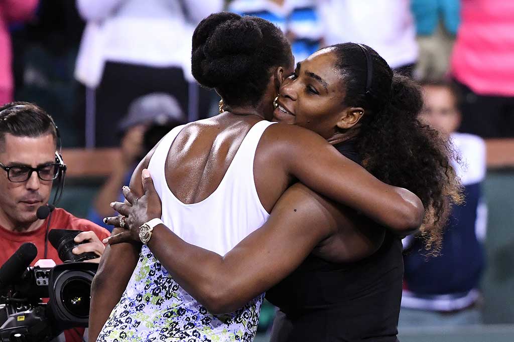 Serena dikalahkan kakaknya Venus dua set langsung 6-3 6-4. 