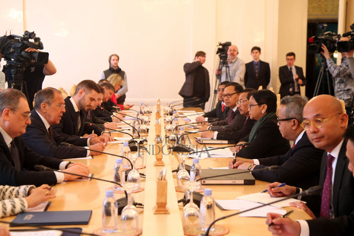 Menteri Luar Negeri (Menlu) RI Retno LP Marsudi (ketiga dari kanan) mengikuti pertemuan bilateral dengan Menlu Rusia Sergey Lavrov (kedua dari kiri), Moskow, Rusia.