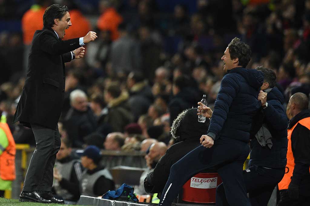 Pelatih Sevilla Vincenco Montella (kiri) meluapkan kegembiraannya.