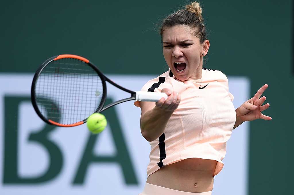 Simona Halep sempat tertinggal 4-5 pada set pertama, namun kemudian dengan mudah melihat kelemahan petenis berperingkat 55 dunia asal Tiongkok itu dan menang 7-5.