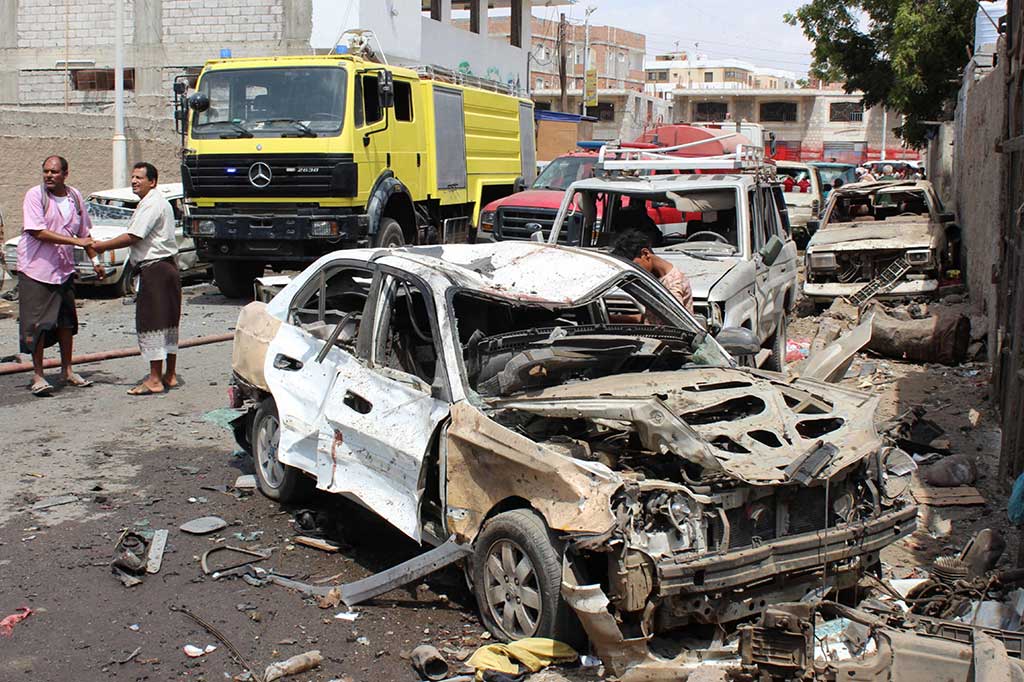 Bom bunuh diri yang ditujukan ke pasukan Yaman yang sempat dilatih pemerintah Uni Emirat Arab tersebut menewaskan enam orang -termasuk seorang anak- dan melukai puluhan lainnya.
