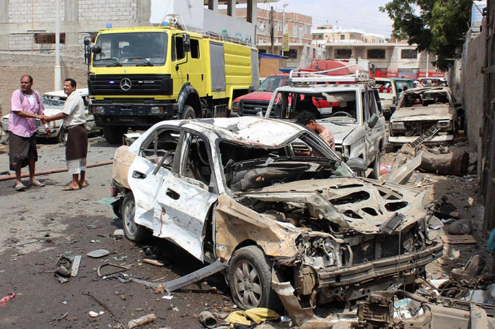 Bom bunuh diri yang ditujukan ke pasukan Yaman yang sempat dilatih pemerintah Uni Emirat Arab tersebut menewaskan enam orang -termasuk seorang anak- dan melukai puluhan lainnya.
