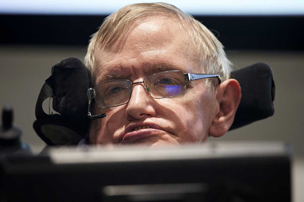 Hawking mengidap penyakit motor neuron sejak 1963 yang membuatnya harus hidup di atas kursi roda. Kisah hidupnya sempat diangkat ke layar lebar dengan judul 'The Theory of Everything' pada 2014. Film tersebut dibintangi oleh Eddie Redmayne. 