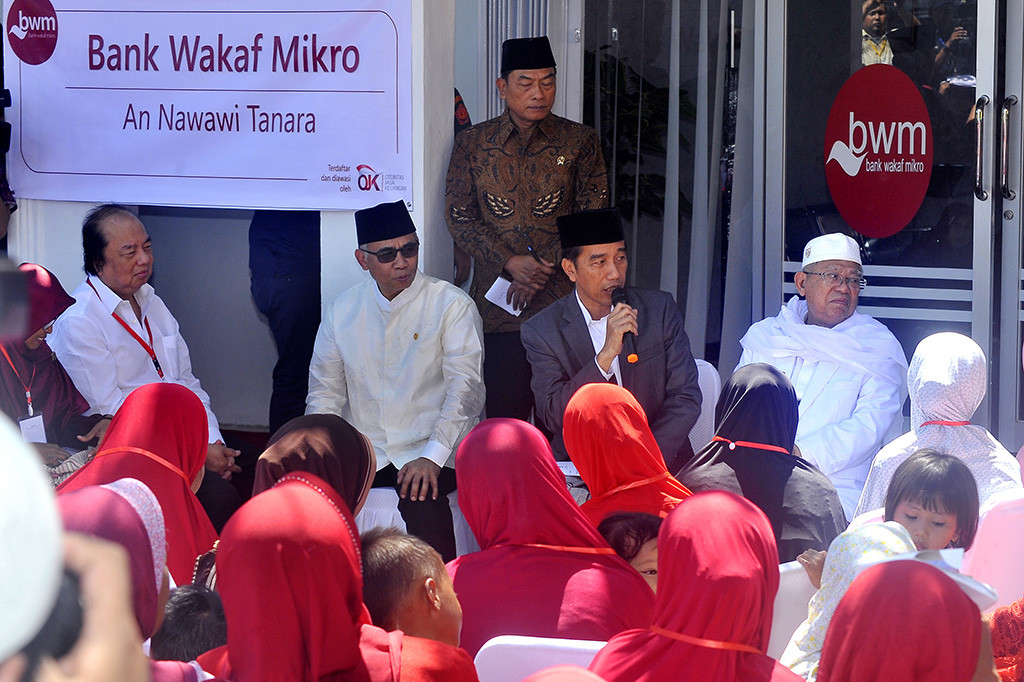 Presiden Joko Widodo didampingi Ketua MUI KH Maruf Amin, Ketua Dewan Komisioner OJK (Otoritas Jasa Keuangan) Wimboh Santoso serta Ketua Bank Wakaf Mikro Tanara Syamsudin meluncurkan program Bank Wakaf Mikro Tanara di Serang, Banten.
