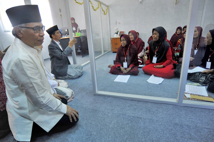 Presiden Joko Widodo ingin setiap pondok pesantren di Indonesia memiliki bank wakaf mikro sehingga lembaga itu memberi manfaat ekonomi kepada masyarakat di lingkungan ponpes dan sekitarnya.