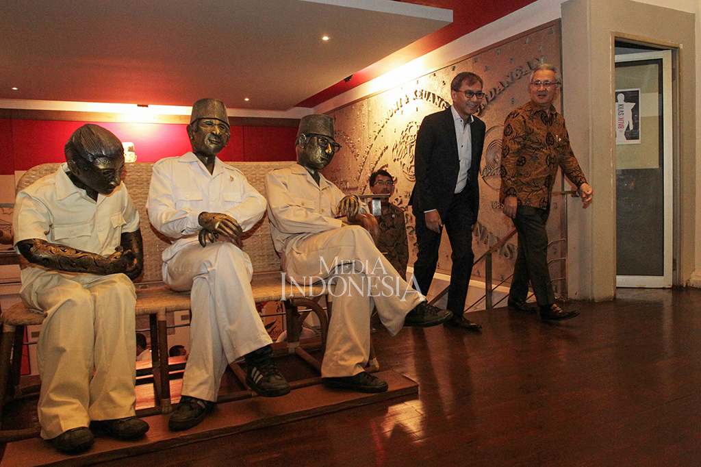 Menurut Dirut Antara, materi foto yang akan dipamerkan meliputi arsip media Jepang di Indonesia pada periode pendudukan 1943-1945, arsip foto Kantor Berta Foto IPPHOS dan rencananya akan diadakan kolaborasi fotografer Antara dan Jepang di masa kini.
