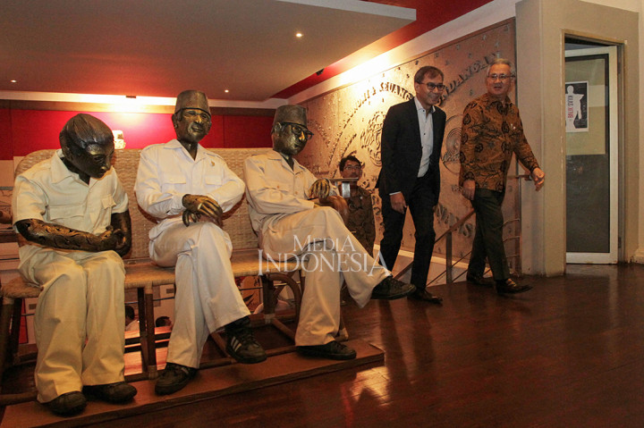 Menurut Dirut Antara, materi foto yang akan dipamerkan meliputi arsip media Jepang di Indonesia pada periode pendudukan 1943-1945, arsip foto Kantor Berta Foto IPPHOS dan rencananya akan diadakan kolaborasi fotografer Antara dan Jepang di masa kini.
