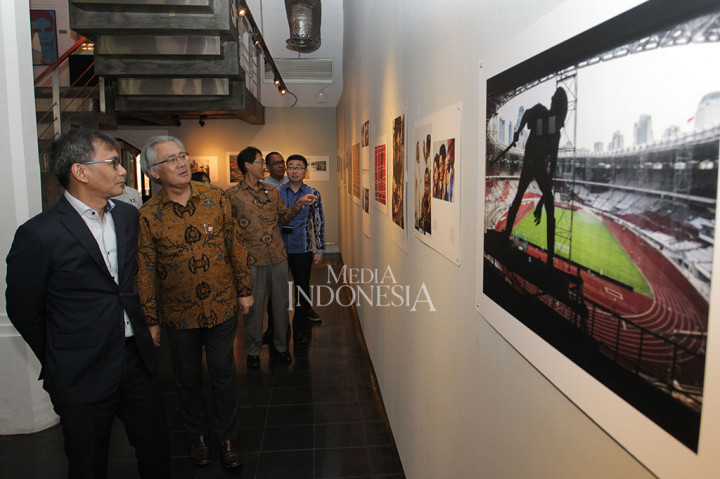 Direktur Utama Perum LKBN Antara Meidyatama Suryodiningrat (kiri) mendampingi Duta Besar Jepang untuk Indonesia Masafumi Ishii (kanan) saat menonton pameran foto di Galeri Foto Jurnalistik Antara. 