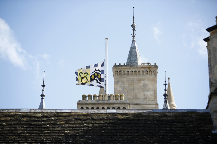 Bendera setengah tiang dikibarkan di Universitas Cambridge, tepatnya di kampus Gonville dan Caius.