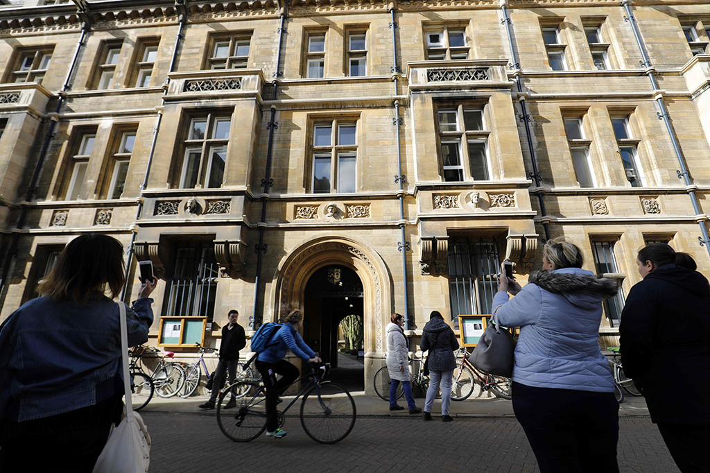 Hawking dulu meraih gelar postdoktoralnya di Universitas Cambridge.