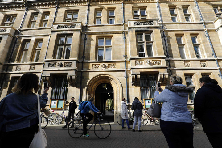 Hawking dulu meraih gelar postdoktoralnya di Universitas Cambridge.