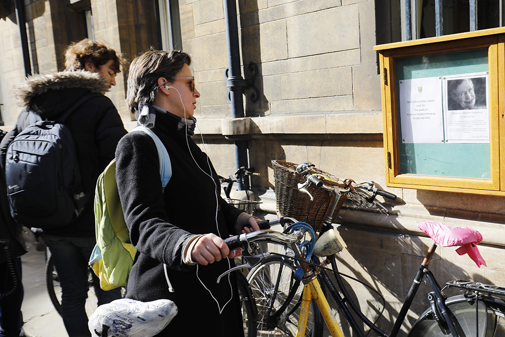 Pengumuman meninggalnya Hawking dipasang di sudut-sudut kampus.