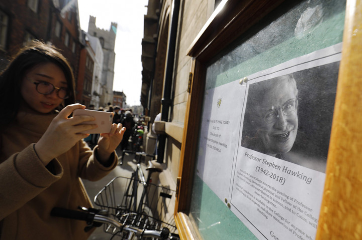 Seorang mahasiswa tampak memotret pengumuman tentang meninggalnya Hawking.

