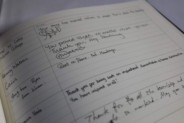 Ungkapan dukacita itu ditulis di buku yang ada di kapel di kawasan kampus. Masyarakat menulis bagaimana sosok Hawking menginspirasi mereka.
