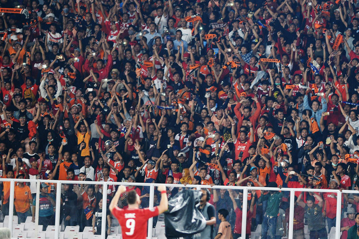 Suporter Persija Jakarta meluapkan kegembiraan bersama striker Marko Simic usai laga lanjutan Piala AFC melawan Song Lam Nghe An di Stadion Utama Gelora Bung Karno, Senayan, Jakarta.
