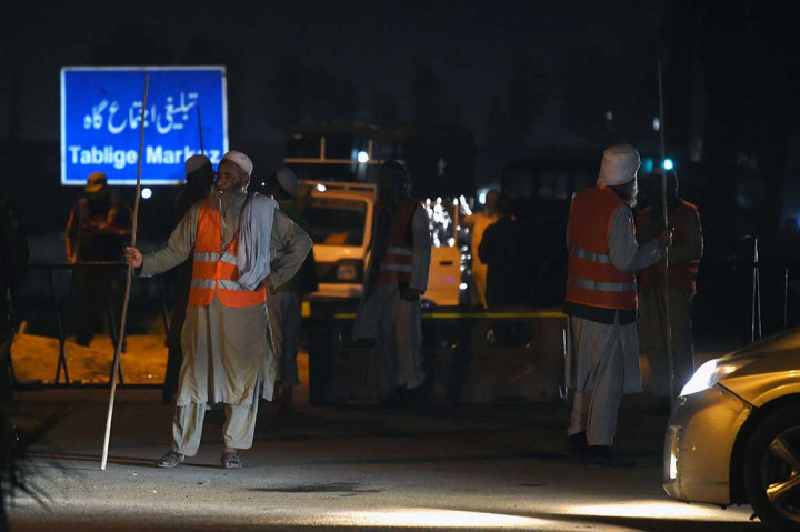 Relawan berjaga-jaga di dekat lokasi serangan bom bunuh diri di Lahore, Punjab, Pakistan, Rabu, 14 Maret 2018 malam waktu setempat.