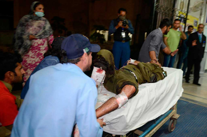 Sedikitnya lima polisi dan empat warga sipil tewas saat seorang pembom bunuh diri menabrakkan motornya ke sebuah pos pemeriksaan polisi di Lahore.