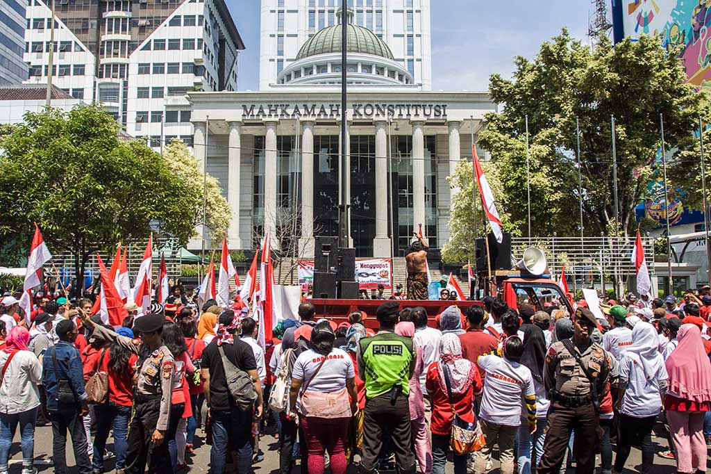 Puluhan orang yang tergabung dalam  Presidium Rakyat Menggugat menggelar aksi unjuk rasa di depan Gedung Mahkamah Konstitusi, Jakarta, Rabu, 15 Maret 2018. ANTARA/Galih Pradipta