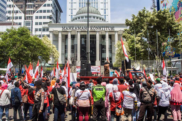 Puluhan orang yang tergabung dalam  Presidium Rakyat Menggugat menggelar aksi unjuk rasa di depan Gedung Mahkamah Konstitusi, Jakarta, Rabu, 15 Maret 2018. ANTARA/Galih Pradipta