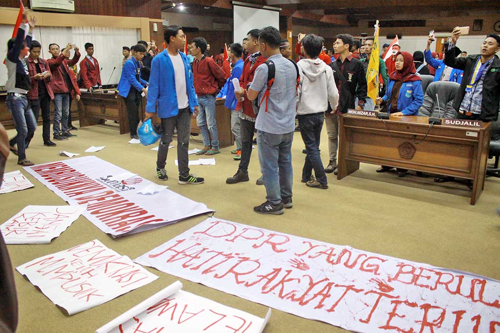 Aksi juga digelar oleh mahasiswa yang tergabung dalam Solidaritas Mahasiswa Sidoarjo (Somasi) di gedung DPRD Sidoarjo, Jawa Timur. Mereka menolak revisi UU MPR, DPR, DPD, dan DPRD (MD3) pada pasal 73, pasal 122 huruf (k), dan pasal 245 karena pasal-pasal tersebut dipandang berpotensi membungkam demokrasi. ANTARA/Umarul Faruq
