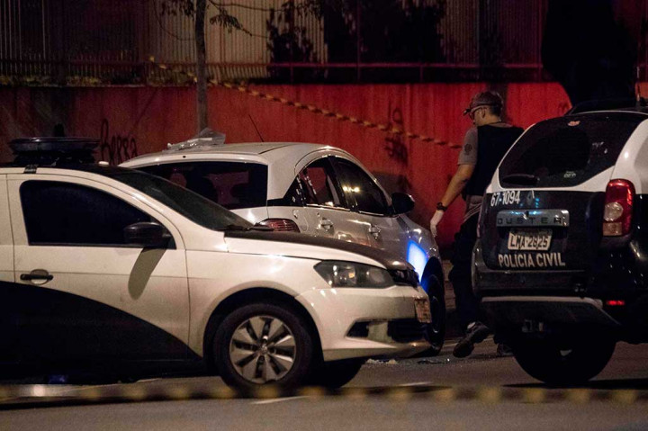 Petugas melakukan penyelidikan di sebuah mobil milik anggota dewan Rio de Janeiro Marielle Franco, yang diberondong tembakan di Rio de Janeiro, Rabu, 14 Maret 2018 waktu setempat.