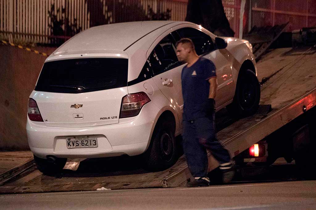 Franco, anggota dewan kota Rio yang tumbuh di sebuah perkampungan kumuh dan bekerja untuk menangani isu-isu hak asasi manusia ditembak mati bersama supirnya. Salah satu ajudannya terluka.
