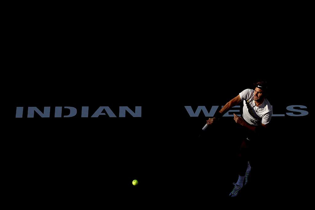 Petenis Swiss Roger Federer hanya kehilangan tiga angka dari servisnya pada set pertama untuk menyudahi perlawanan Jeremy Chardy 7-5.