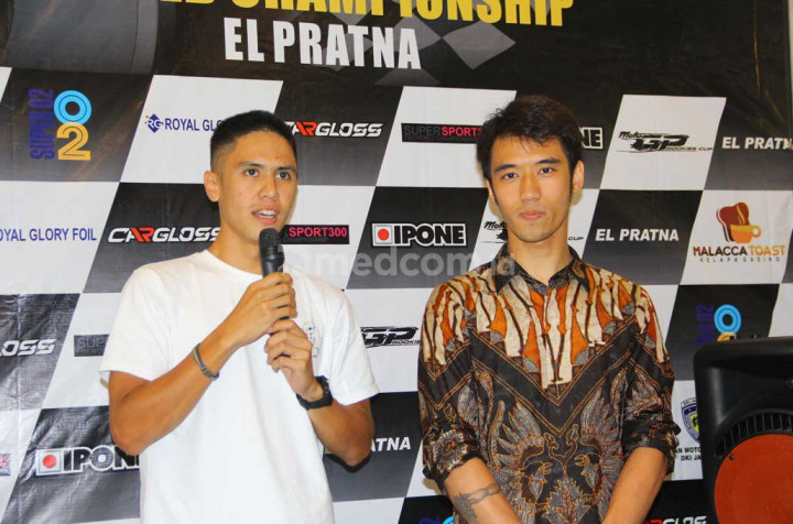 Ali Adrian Rusmiputro yang merupakan satu-satunya pembalap Indonesia di WorldSS300 2017, juga tak luput memberikan dukungan besar kepada kompatriot sekaligus sahabatnya Imanuel Pratna sebelum berangkat ke Italia. Keduanya akan mengikuti sesi tes resmi di The Motorland Aragon, Spanyol pekan ini. medcom.id/Ahmad Garuda