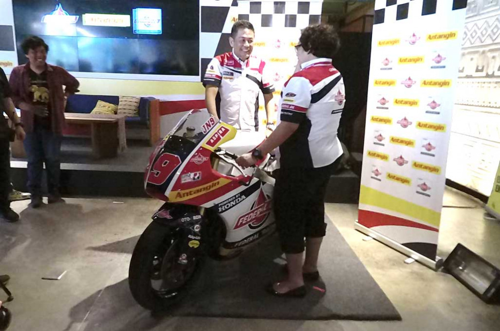 CEO Federal Lubricants, Patrick Adhiatmaja dan perwakilan dari Deltomed Laboratories menunjukkan posisi logo Antangin di motor yang milik tim balap Gresini Moto2 Racing 2018. medcom.id/Ahmad Garuda