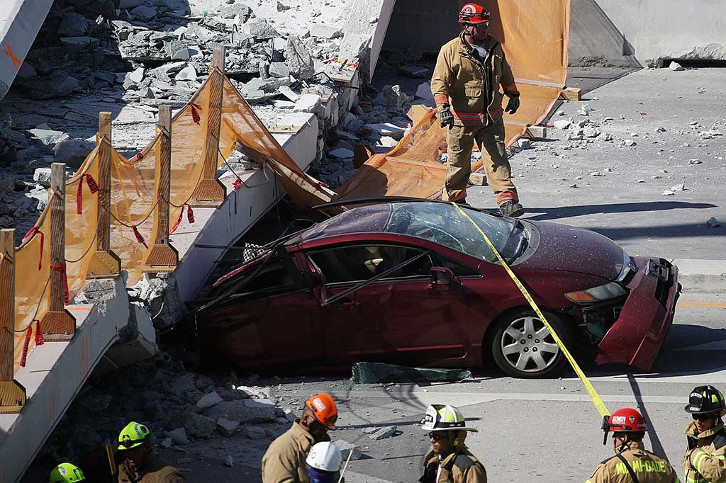 Polisi Miame-Dade County mengatakan delapan mobil tertimpa reruntuhan JPO tersebut, sementara media setempat yang mengutip beberapa sumber rumah sakit melaporkan delapan orang dilaporkan telah dibawa ke pusat trauma Kendall Regional Medical Center.