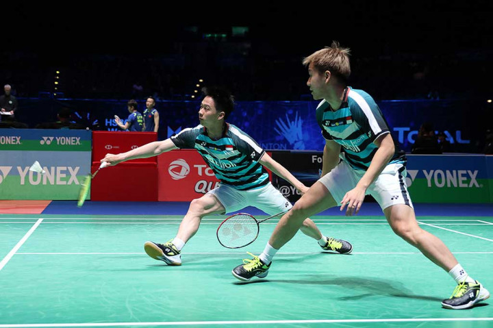 Ganda putra Marcus Fernaldi Gideon/Kevin Sanjaya Sukamuljo berpeluang besar mempertahankan gelar juara turnamen bulu tangkis All England usai dalam turnamen tahun 2018 berhasil mengamankan satu tiket semifinal.