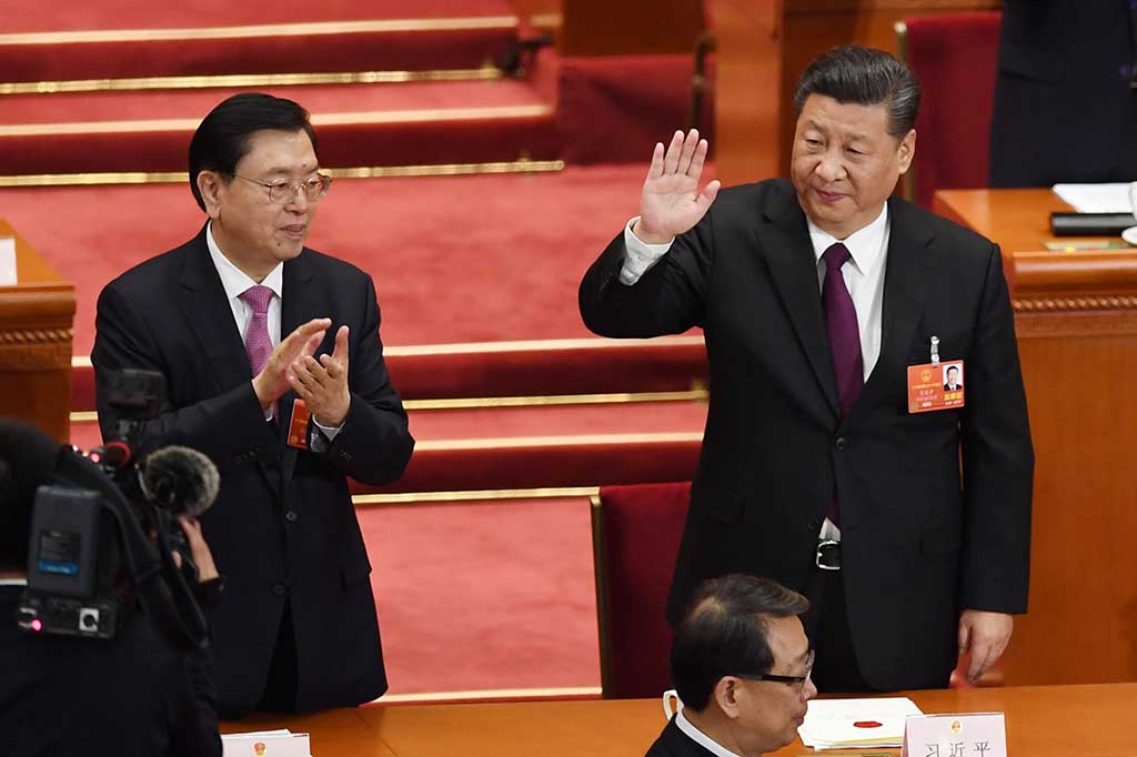 Xi mengantongi 2.970 suara secara bulat tanpa ada satu pun yang tidak setuju atau abstain dalam sidang parlemen. Politikus berusia 64 tahun itu juga meraih kemenangan mutlak untuk mengepalai Komisi Militer Pusat (CMC) Republik Rakyat Tiongkok.