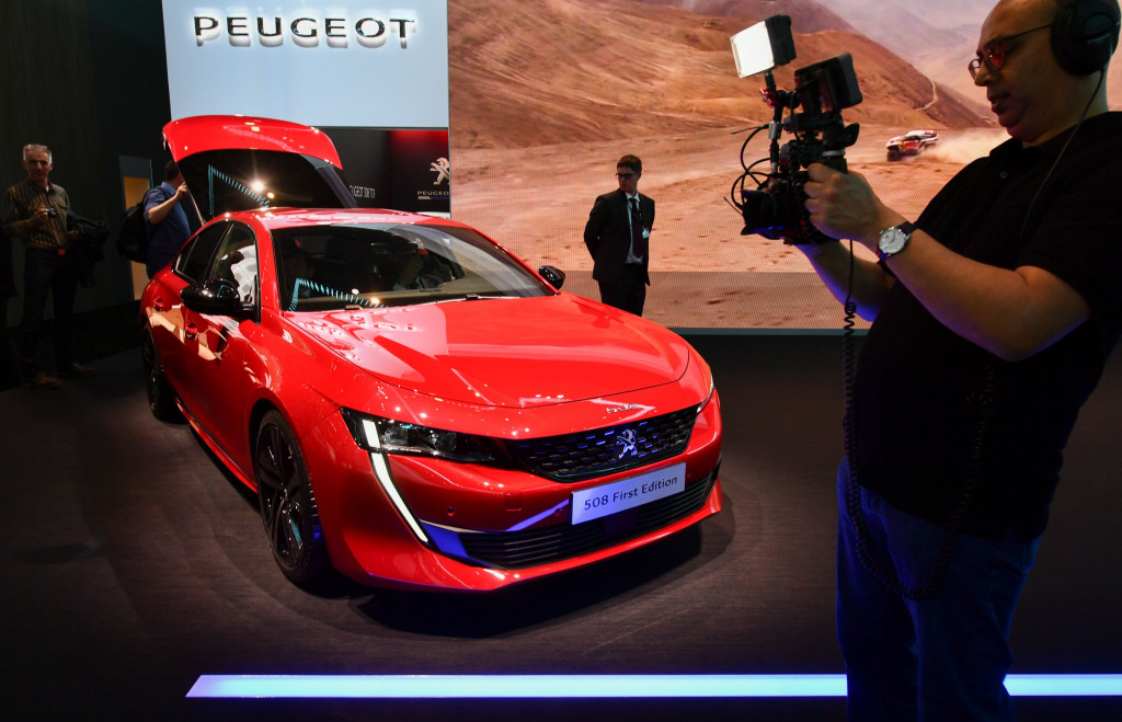 Menjadi jawara di lintasan Dakar Rallly dan Silk Road Rally, tak  membuat Peugeout meninggalkan segmen sedan mewah. Edisi petama 508 inilah andalannya.