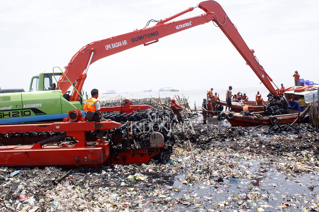 Kepala Suku Dinas Lingkungan Hidup Kepulauan Seribu Yusen Hardiman mengungkapkan saat ini terdapat satu unit alat berat backhoe amphibi milik UPK Badan Air Dinas Lingkungan Hidup DKI Jakarta yang diperbantukan.