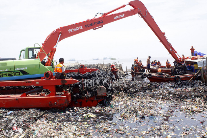 Kepala Suku Dinas Lingkungan Hidup Kepulauan Seribu Yusen Hardiman mengungkapkan saat ini terdapat satu unit alat berat backhoe amphibi milik UPK Badan Air Dinas Lingkungan Hidup DKI Jakarta yang diperbantukan.