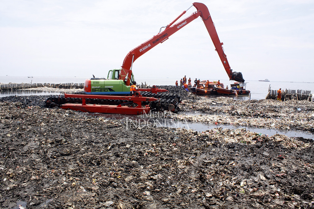 Proses pembersihan sampah itu sudah dilakukan Sabtu kemarin. Total sampah yang terkumpul di hari pertama sekitar 19 ton sampah.
