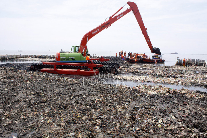 Proses pembersihan sampah itu sudah dilakukan Sabtu kemarin. Total sampah yang terkumpul di hari pertama sekitar 19 ton sampah.