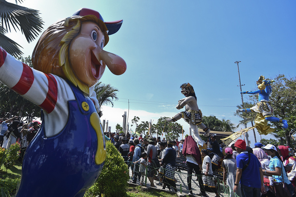 Ogoh-ogoh diarak saat Festival Ogoh-Ogoh di kawasan Ancol, Jakarta. Festival ini digelar dalam rangka perayaan Hari Raya Nyepi Tahun Baru Saka 1940.