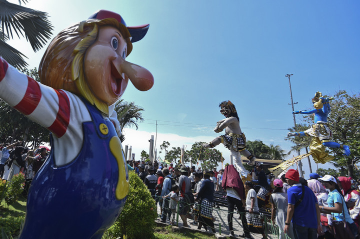 Ogoh-ogoh diarak saat Festival Ogoh-Ogoh di kawasan Ancol, Jakarta. Festival ini digelar dalam rangka perayaan Hari Raya Nyepi Tahun Baru Saka 1940.