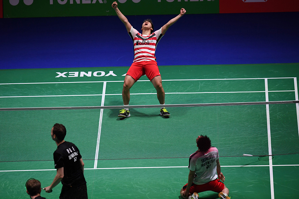 Pebulu tangkis ganda putra Indonesia Kevin Sanjaya Sukamuljo dan Marcus Fernaldi Gideon meluapkan kegembiraannya usai mengalahkan pasangan pebulu tangkis Denmark Mathias Boe dan Carsten Mogensen pada final kejuaraan All England 2018 BWF World Tour Super 1000 di Birmingham, Inggris. AFP PHOTO / PAUL ELLIS
